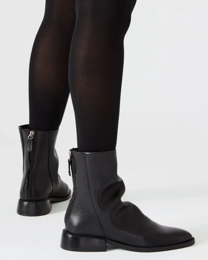 Nexie din piele neagră