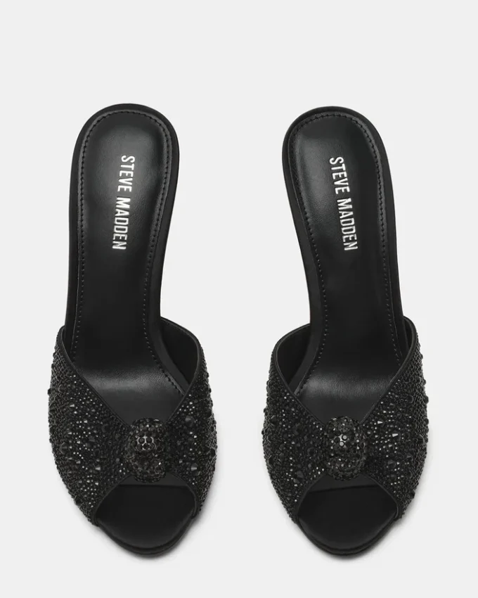 Priya Negru cu strasuri